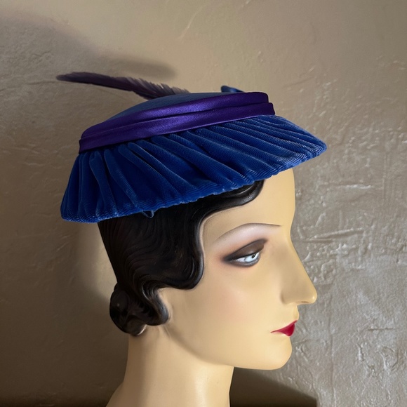 CHIC 1950's ROYAL BLUE VELVET & PURPLE SATIN DRAPED PANCAKE HAT WITH FEATHER - Picture 9 of 11